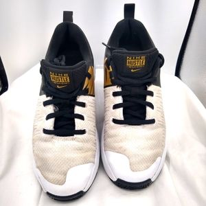 Nike Hustle Quick 6Youth/7.5Wmns GoldBlackWhite LaceUp Athletic Sneaker